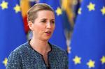 Mette Frederiksen har pakket til flere dage, men hun tror ikke, at det bliver nødvendigt at bruge alle tøjsættene. Hun formoder, at EU-topmddet afbrydes uden aftale, og at der bliver behov for et nyt i marts Foto: Reinhard Krause/Ritzau Scanpix