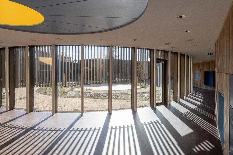 Ovalen i midten har særlig akustiks dæmpning i loft og vægge. Tilbygningen er tidstypisk i sit formsprog, som også Frits Schlegels oprindelige længer fra 1952 er det.  Foto: Torben Eskerod