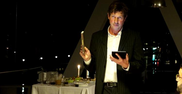 Karen Blixen og 100-året for genforeningen er på menuen, da 12 kendte mennesker satte sig om bordet i Tønder til et virkelighedsteater med skuespiller Henrik Birch som aftenens toastmaster.  Foto: Helene Mogensen de Monleon/OPE-N Expanding Performance Art/PR