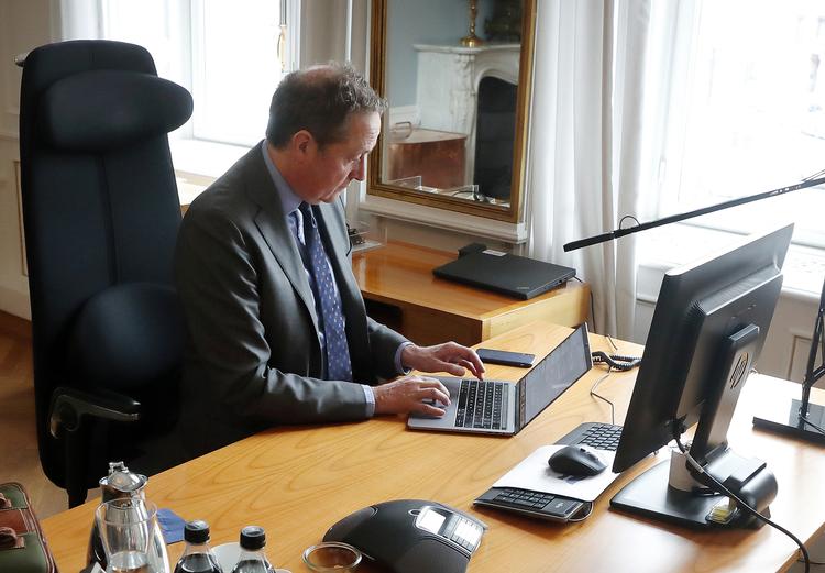  Danske Banks topchef,  Chris Vogelzang, har tøvet med at indføre negative renter. Nu er de kommet for de mest velhavende bankkunder.
 Foto: Jens Dresling/POLFOTO
