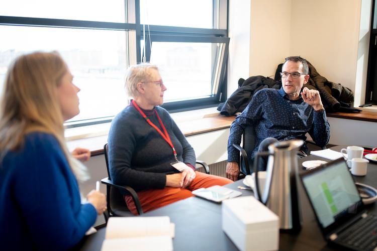 I erkendelse af, at han ikke får job i staten igen, er 57-årige Stefan Katic (th.) startet på et iværksætterkursus i regi af Akademikernes A-kasse.  Foto: Andreas Merrald/POLFOTO