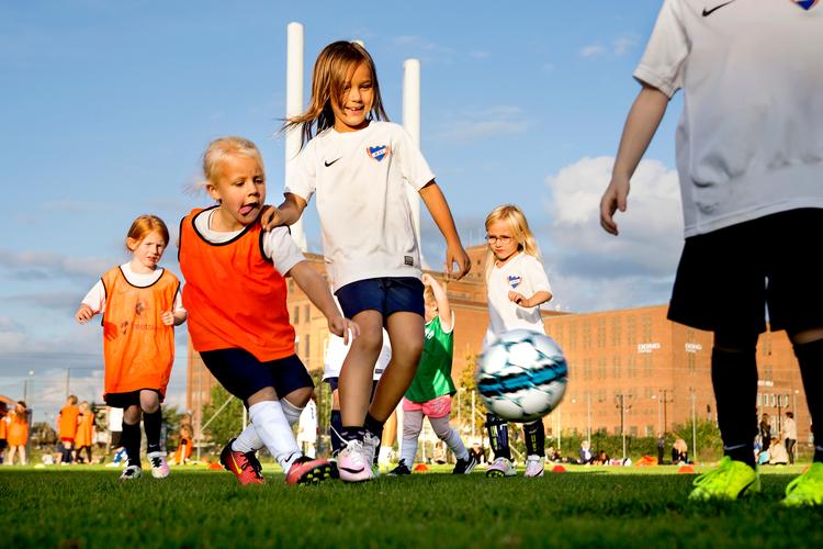 Når børn er i børnehave og skole, så sker det inden for rammer, som de voksne er ansvarlige for. Således også i en fodboldklub. Her skal de lege og have lov til at fordybe sig i fodboldens mange universer. Foto: Finn Frandsen/POLFOTO