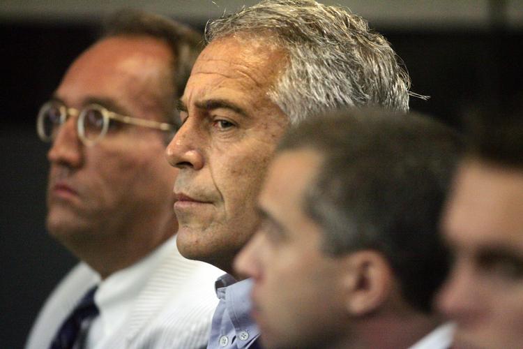 Podcasten ’Truth and Lies’ kaster nyt lys på rigmanden Jeffrey Epstein, der her er fotograferet i 2008 og ses i midten. Foto: Uma Sanghvi/Ritzau Scanpix