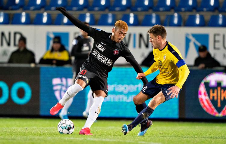 FC Midtjyllands Evander Ferreira mod Hobros Jonas Brix-Damborg i  Superliga-kampen mellem Hobro IK og FC Midtjylland. Foto: Henning Bagger/Ritzau Scanpix