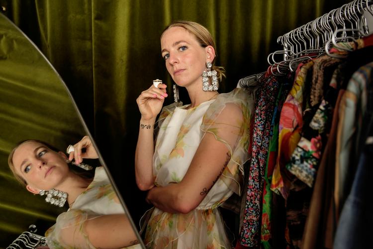 

Rebecca Vera Stahnke har startet , indehaver af vintagebutikken Veras, der sælger genbrugstøj.    Foto: Mads Nissen/POLFOTO