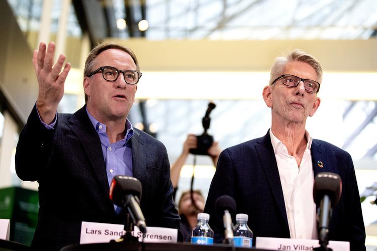  Der er flere penge på vej i lønningsposen til blandt andet landets lastbilchauffører. Her ses Lars Sandahl Sørensen (DI) og Jan Villadsen (3F) ved fremlæggelsen af aftalen.  Foto: Finn Frandsen/POLFOTO