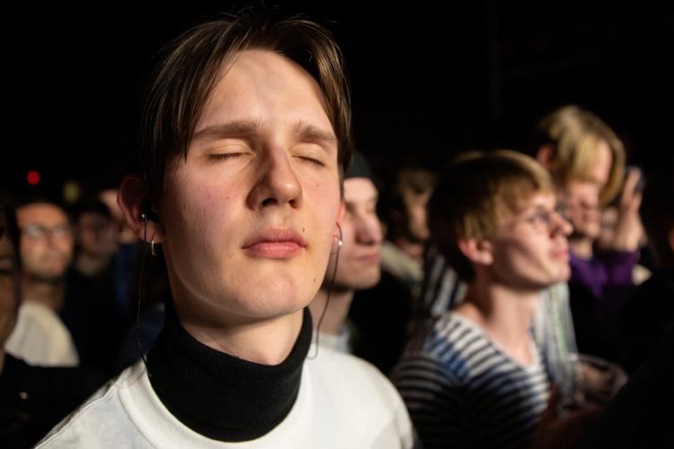 Den amerikanske alternative rockmusiker (Sandy) Alex G fik unge fans på forreste række til at lukke øjnene, åbne dem og headbange og hoppe, da han åbnede Journey fest, fredag aften på Lille Vega. Foto: Finn Frandsen/POLFOTO