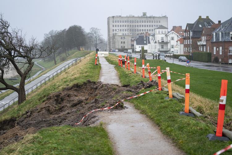 Det regner og blæser flere steder i landet. Her Fredericia Vold. I løbet af ugen har man gravet stykker af Volden væk da der var risiko for store skred. Nu er der afspærret nye områder da der er risiko for nye skred andre steder. Det er primært den del af Fredericia Vold der grænser ud til Lillebælt ved Østerstrand.. (Foto: Claus Fisker/Ritzau Scanpix)   Foto: Claus Fisker/Ritzau Scanpix