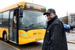 Buschauffør Abdul Jalloh gør klar til en »lang lørdag« bag rettet i bus på linje 26 på Bellahøj. Han er utrolig glad for den nye transportaftale.   Foto: Finn Frandsen/POLFOTO