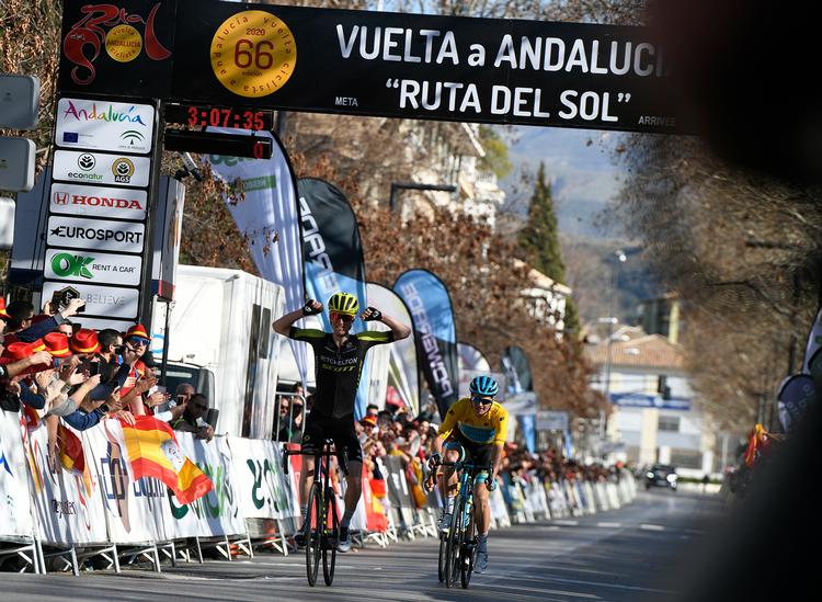 Jakob Fuglsang kan intet stille op mod Jack Haig i spurten på 4. etape. Foto: Ruta del Sol. 