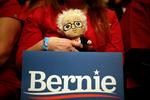 En af Bernie Sanders tilhængere havde medbragt en dukke, der ligner ham.  Foto: Jose Luis Gonzalez/Ritzau Scanpix