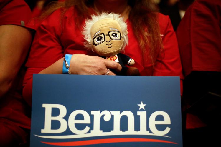 En af Bernie Sanders tilhængere havde medbragt en dukke, der ligner ham.  Foto: Jose Luis Gonzalez/Ritzau Scanpix