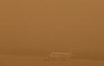 Den kraftige sandstorm gør det næsten umuligt at lette og lande i lufthavnen. Foto: borja suarez/Ritzau Scanpix