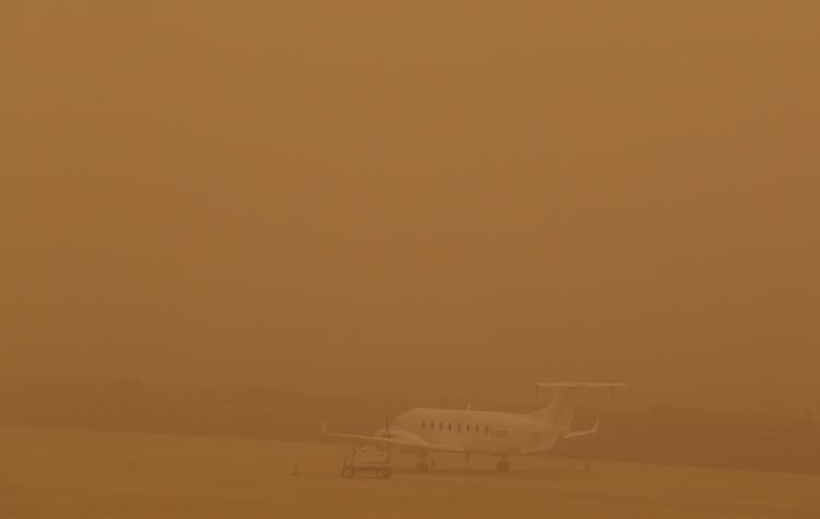 Den kraftige sandstorm gør det næsten umuligt at lette og lande i lufthavnen. Foto: borja suarez/Ritzau Scanpix