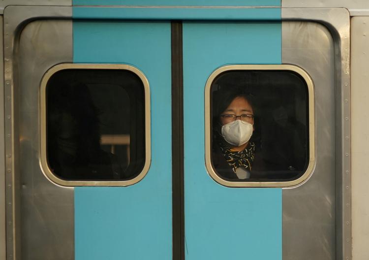 En kvinde har taget maske på i storbyen Seoul. Foto: Kim Hong-ji/Ritzau Scanpix