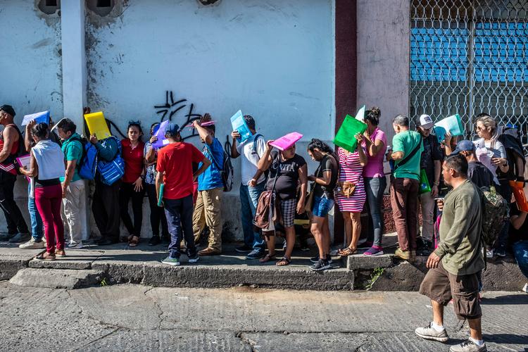 Migranter står i kø uden for migrationskontoret i Tapachula i håb om at få en opholdstilladelse til Mexico.    Foto: Keith Dannemiller