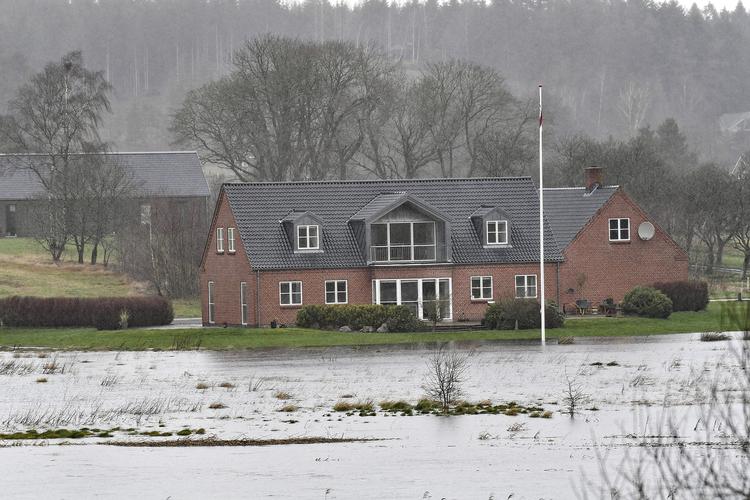 Mange huse er kommet tætter på Gudenåen. Dette billede er fra Silkeborg i går.  Foto: Ernst van Norde/Ritzau Scanpix