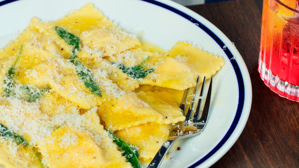Den bedste grundopskrift på pasta: Hjemmelavet ravioli med græskarfyld ...