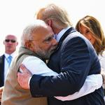 Donald Trump bliver modtaget af den indiske premierminister, Narendra Modi, ved ankomsten til Indien tidligere i dag.  Foto: -/Ritzau Scanpix