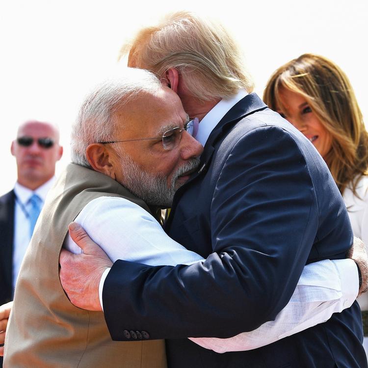Donald Trump bliver modtaget af den indiske premierminister, Narendra Modi, ved ankomsten til Indien tidligere i dag.  Foto: -/Ritzau Scanpix