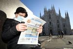  Italien melder nu om, at tre mennesker har mistet livet som følge af coronavirusset. Derudover er 157 mennesker smittet.  Kvinden på billedet sidder og læser avisen uden for Duomo katedralen i Milan.  Foto: Flavio Lo Scalzo/Ritzau Scanpix