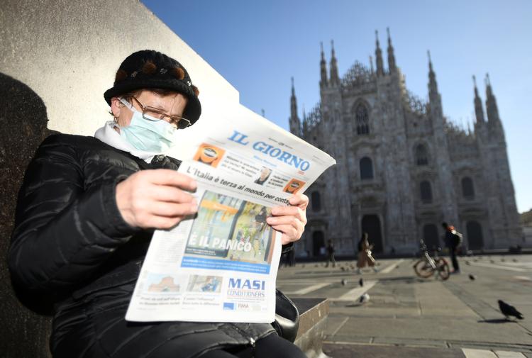  Italien melder nu om, at tre mennesker har mistet livet som følge af coronavirusset. Derudover er 157 mennesker smittet.  Kvinden på billedet sidder og læser avisen uden for Duomo katedralen i Milan.  Foto: Flavio Lo Scalzo/Ritzau Scanpix