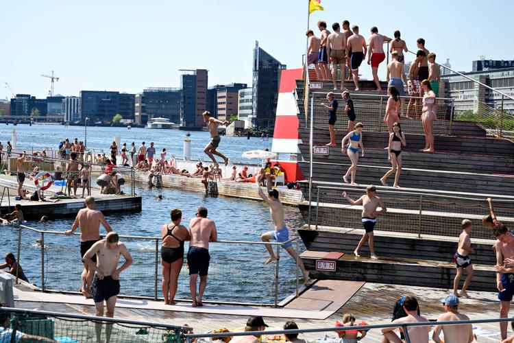 Islands Brygge er et populært sted blandt badelystne københavnere, og her er både et havnebad og en badezone. Kultur- og Fritidsforvaltningen har foreslået også at anlægge en badezone ved Ofelia Plads, hvor folk i forvejen bader, selv om det egentlig ikke er lovligt.  Foto: Philip Davali/Philip Davali