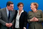 Efter søndagens vælgerlussing i Hamburg mødtes CDU-ledelsen mandag morgen i Berlin for at gøre boet op. Det er fra venstre: spidskandidat i Hamburg, Marcus Weinberg, formand Annegret Kramp-Karrenbauer og kansler Angela Merkel. Foto: Odd Andersen/Ritzau Scanpix