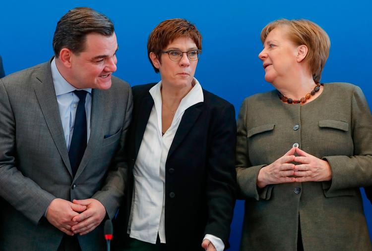 Efter søndagens vælgerlussing i Hamburg mødtes CDU-ledelsen mandag morgen i Berlin for at gøre boet op. Det er fra venstre: spidskandidat i Hamburg, Marcus Weinberg, formand Annegret Kramp-Karrenbauer og kansler Angela Merkel. Foto: Odd Andersen/Ritzau Scanpix