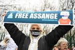 Nina fra Amsterdam viser sin støtte til Julian Assange ved en demonstration uden for retten i London.  Foto: Daniel Leal-olivas/Ritzau Scanpix