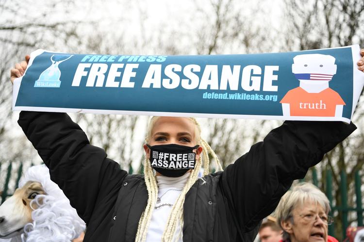 Nina fra Amsterdam viser sin støtte til Julian Assange ved en demonstration uden for retten i London.  Foto: Daniel Leal-olivas/Ritzau Scanpix