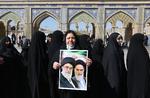 Iranske vælgere med portrætter af den islamiske revolutions landsfader, Ayatollah Khomeini, og den nuværende leder, Ayatollah Khamenei, som ikke  står til ansvar over for vælgerne.
 Foto: Atta Kenare/Ritzau Scanpix