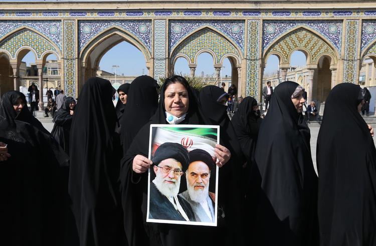 Iranske vælgere med portrætter af den islamiske revolutions landsfader, Ayatollah Khomeini, og den nuværende leder, Ayatollah Khamenei, som ikke  står til ansvar over for vælgerne.
 Foto: Atta Kenare/Ritzau Scanpix