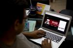 I Pakistan tillader nye regler øget kontrol af, hvad der foregår på de sociale medier.    Foto: B.k. Bangash/Ritzau Scanpix