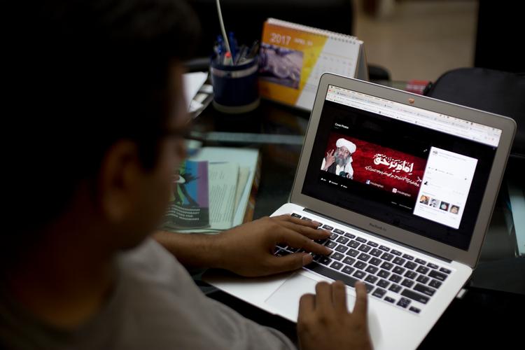 I Pakistan tillader nye regler øget kontrol af, hvad der foregår på de sociale medier.    Foto: B.k. Bangash/Ritzau Scanpix