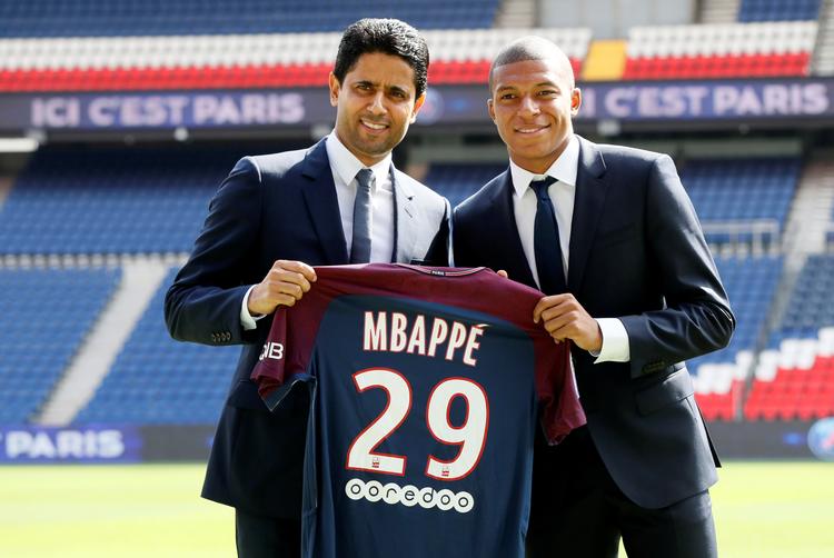 Nasser Al-Khelaifi er som præsident for Paris Saint-Germain manden bag indkøb af stjernespillere som Kylian Mbappé, men er samtidig tiltalt i en alvorlig korruptionssag. Foto: Gonzalo Fuentes/Ritzau Scanpix