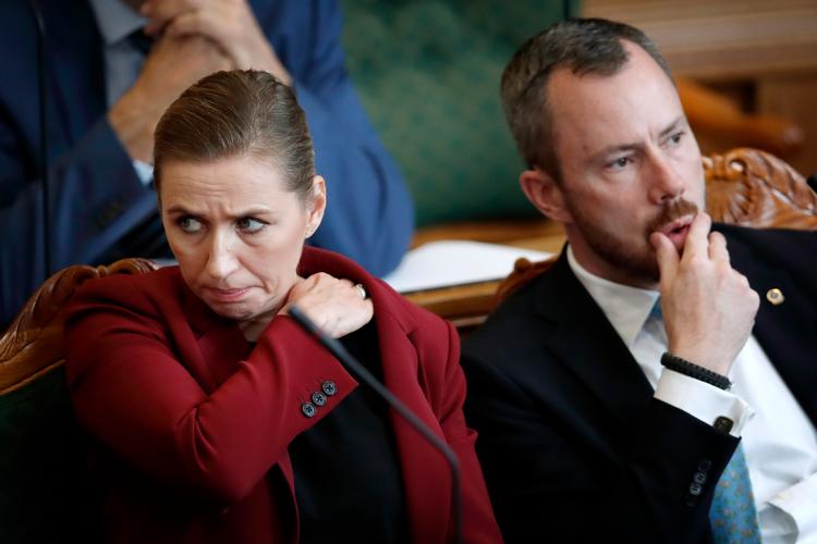 Statsminister Mette Frederiksen og Venstre-formand Jakob Ellemann-Jensen tørner tirsdag sammen i folketingssalen, når der er spørgetime. Foto: Jens Dresling/POLFOTO