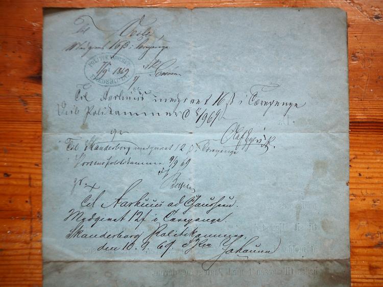 Sådan så et tvangspas ud i 1860’erne, når en subsistensløs skulle hjemsendes fra Odense. På bagsiden har politimyndigheder skrevet påtegninger om de tærepenge, som de har udbetalt undervejs op gennem Østjylland. Fotos: Kenn Tarbensen. 