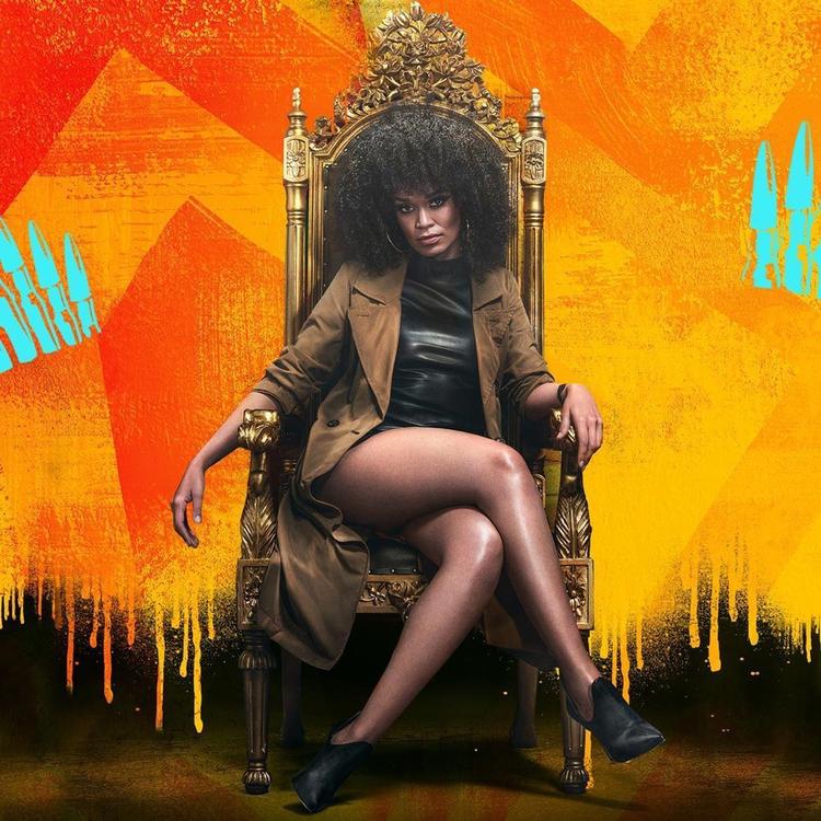 Queen Sono, som spilles af Pearl Thusi, er en spændingsserie, der vil handle om lidt for mange ting på engang, men det er nogle spændende ting. Foto: PR