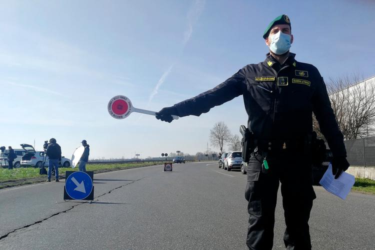 Politi stopper trafikanter uden for byen Casalpusterlengo, hvor der er karantænezone på grund af coronaudbruddet.  Foto: Martin Bjørck