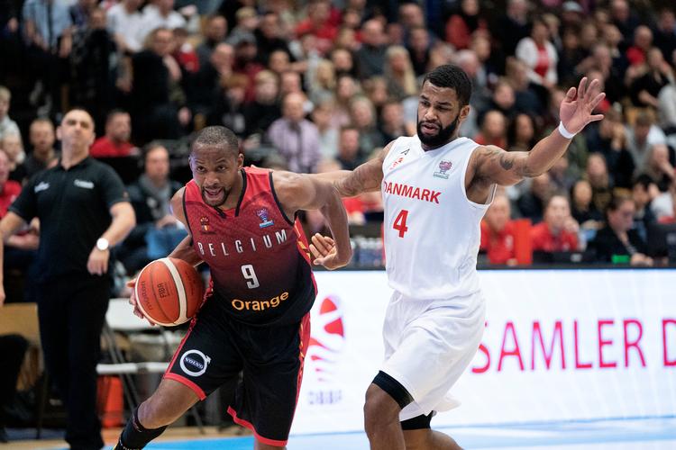 Jonathan Tabu fra Belgien (tv.) glider Adama Darboe i EM-kvalifikationskampen  i Farum Arena. Foto: Claus Bech/Ritzau Scanpix