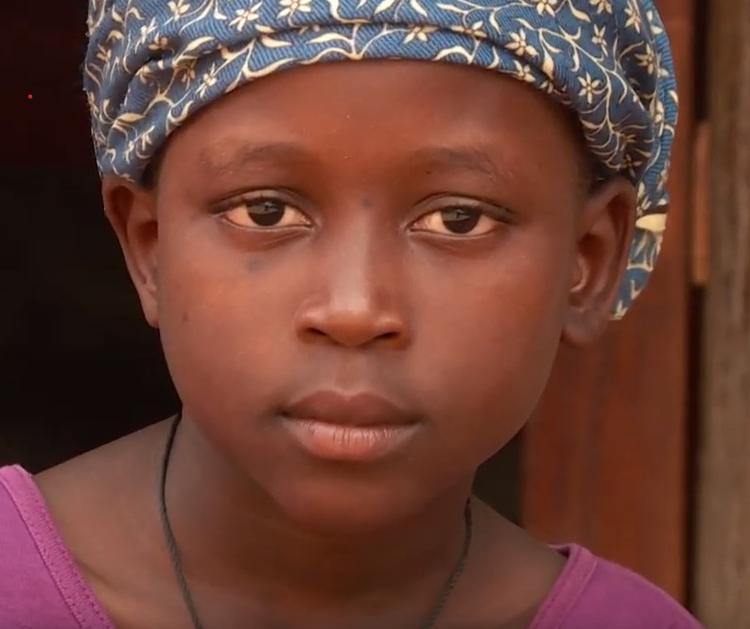 Naaila er et af de børn, SOS Børnebyerne bruger i deres reklamefilm. Hvem har konkret godkendt og givet samtykke på Naailas vegne til at filme hende grædende og vise det igen og igen? Screenshot SOS Børnebyerne/YouTube