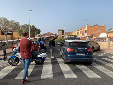 Det spanske politi har afspærret indgangen til hotellet H10 Costa Adeje Palace på øen Tenerife og lader i øjeblikket ikke nogen gæster forlade hotellet.  Foto: Jónas Valdimarsson