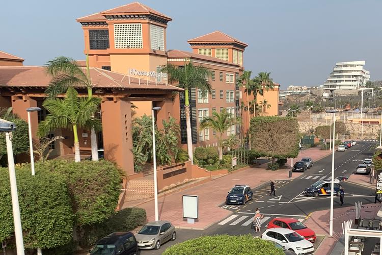 To danskere er blandt gæsterne, der ikke må forlade hotellet H10 Costa Adeje Palace på øen Tenerife på grund af virusfrygt. Foto: Jónas Valdimarsson