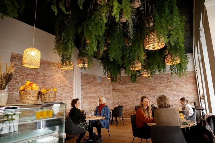 Avokadoen, der både gør sig i både det søde og det salte køkken med sin fede, cremede konsistens og neutrale smag, går igen i alle retter på Avobaren.   Foto: Jens Dresling/POLFOTO