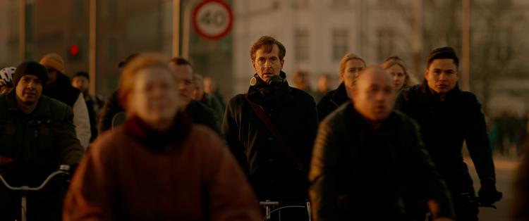 I 'Krudttønden' vil de pårørende til Finn Nørgaard, der spilles af Lars Brygmann, kunne se, hvordan han bliver dræbt, men selv om det vil være smerteligt, tilhører hans død ikke kun dem, siger lektor emeritus Peter Schepelern. Foto: SF Studios