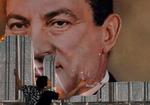 Her flår en egyptisk demonstrant en plakat af Hosni Mubarak ned under det arabiske forår i 2011.      Foto: Stringer Egypt/Ritzau Scanpix