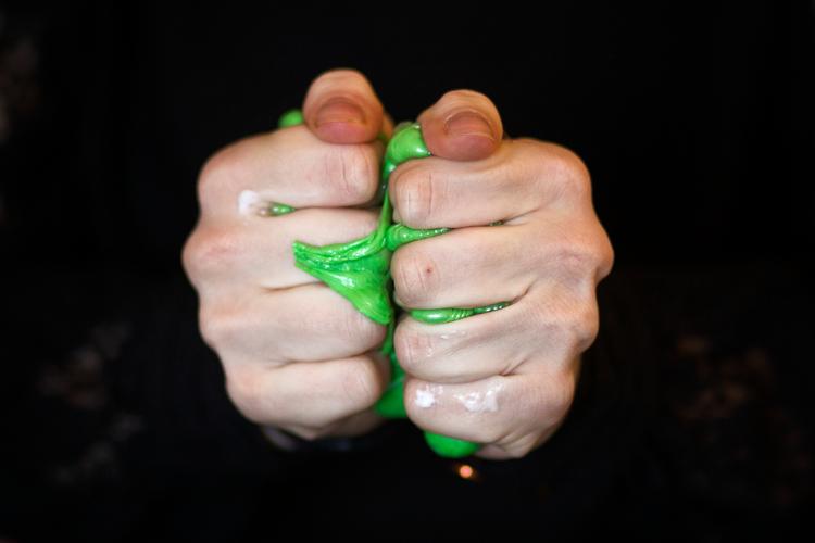 Miljøstyrelsen anbefaler, at børn vasker hænder, når de har leget med slim-legetøj. Foto: Emma Sejersen/POLFOTO