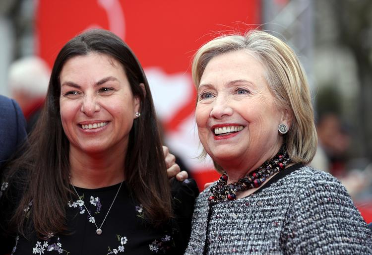 Instruktøren Nanette Burstein og Hillary Clinton er i Berlin for at skabe opmærksomhed om Bursteins nye dokumentar-tv-serie. Foto: Fabrizio Bensch/Ritzau Scanpix