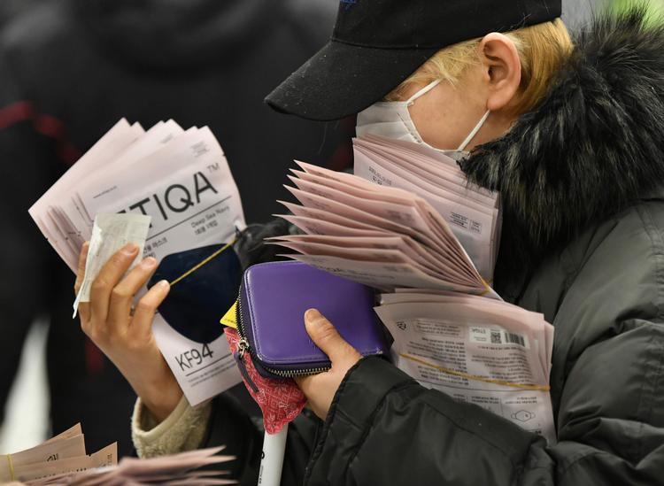 Finansmarkederne lider under coronaudbruddet. De firmaer, der producerer ansigtsmasker, har næppe problemer med afsætningen. Her er en kvinde på indkøb i Daegu i Sydkorea.  Foto: Jung Yeon-je/Ritzau Scanpix